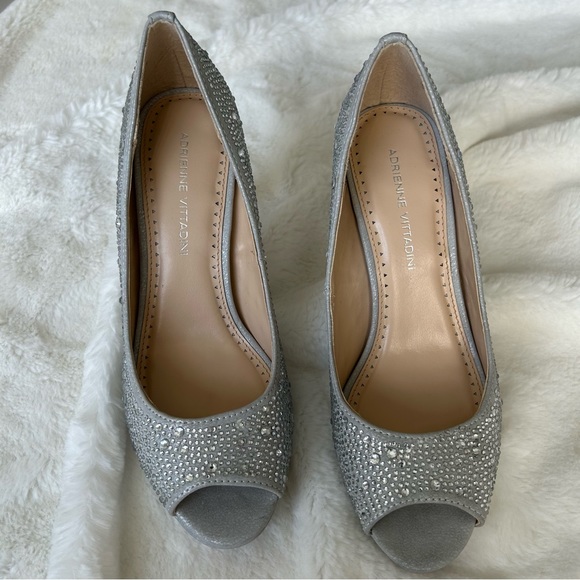 ADRIENNE VITTADINI -NWOT- Gervin Platform Pump in Silver - Picture 4 of 8